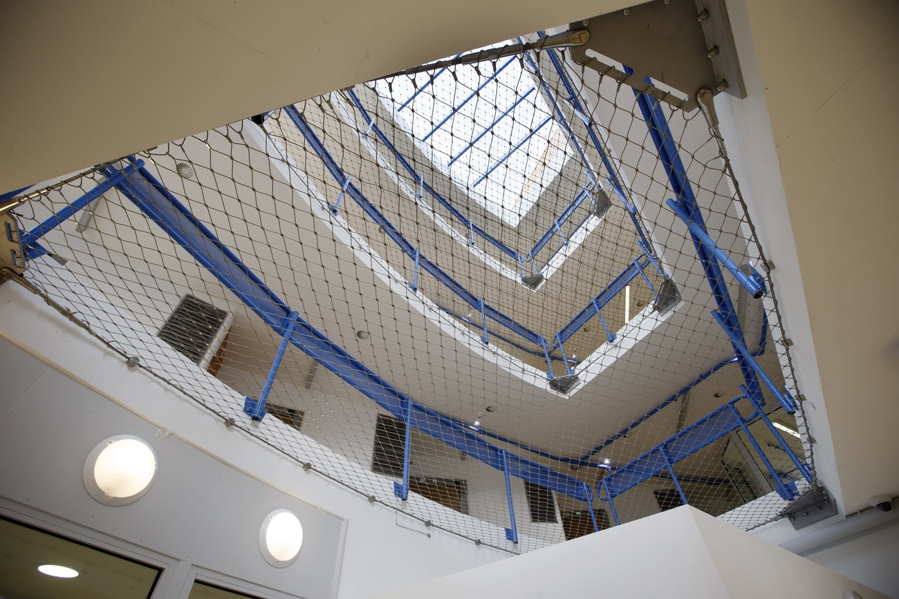 Vue des couloirs et des etages de la nouvelle prison de Curabilis lors d'une visite de press avant l'inauguration, ce vendredi 4 avril 2014 a Puplinge pres de  Geneve. (KEYSTONE/Salvatore Di Nolfi)