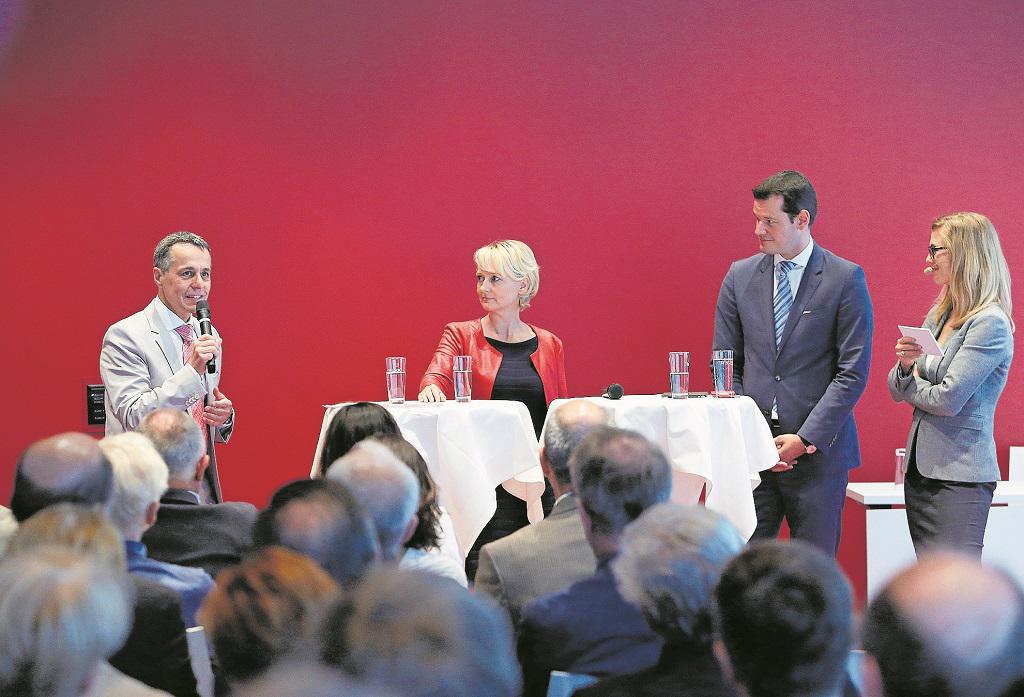 FDP Roadshow Bundesratskandidaten FDP Roadshow in Zug: Die drei Bundesratskandidaten der Liberalen, Ignazio Cassis, Isabelle Moret und Pierre Maudet im Gespräch im Parkhotel in Zug. vlnr.
Zuger Zeitung/Stefan Kaiser